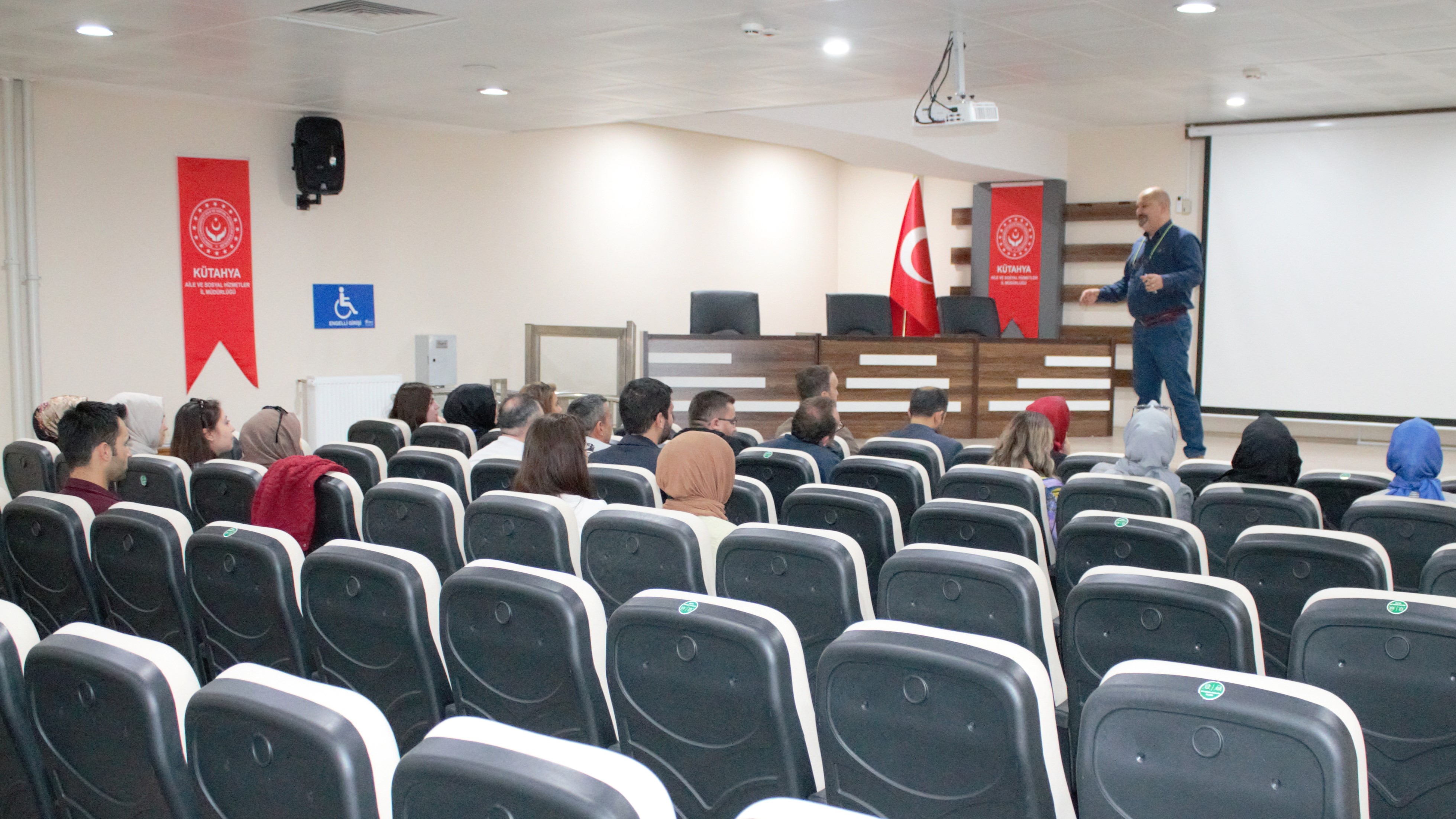 AEP eğiticilerine "Etkili İletişim Becerileri" konulu eğitim verildi.