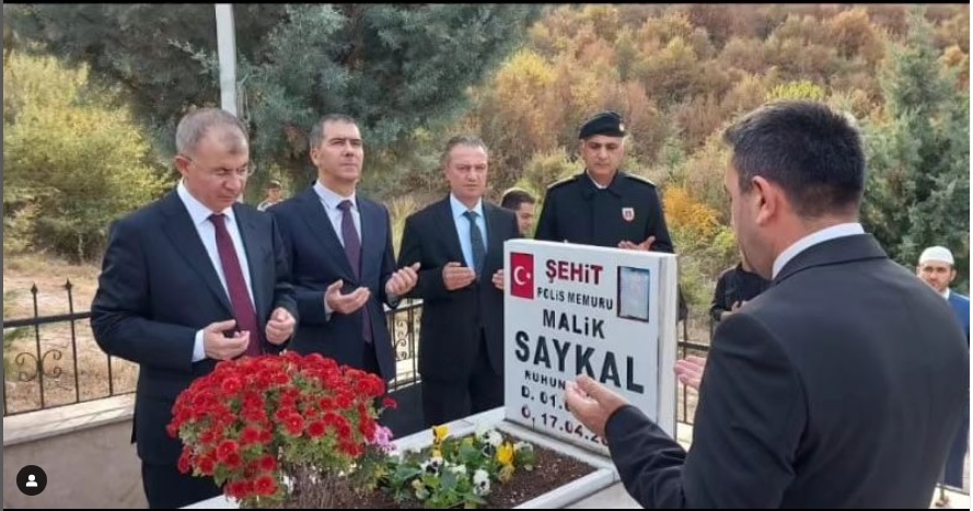 Sayın Valimiz Yılmaz DORUK ve İl Müdürümüz İbrahim BAŞ, Şehidimiz Polis Memuru Malik SAYKAL'IN mezarı başında dualar etti.