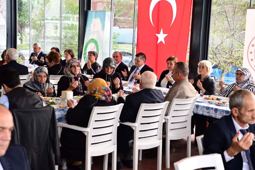 Valimiz Sayın Dr. Mustafa Özarslan, Eşi Reva Beray Özarslan Hanımefendi  Şehit Ailelerimiz, Gazilerimiz Ve Gazi Yakınlarımız İle Kahvaltıda Bir Araya Geldi.