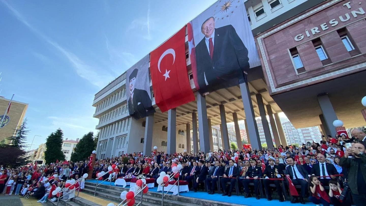 29 Ekim Cumhuriyetin 100. Yıl Kutlamaları kapsamında; Giresun Valiliği önünde, Atatürk anıtına Çelenk Sunumu programı yapıldı