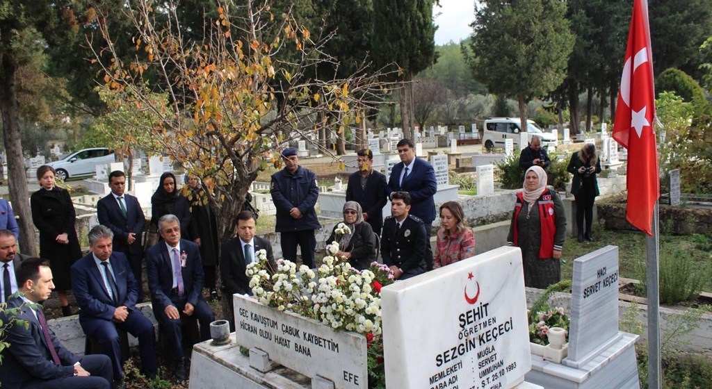 ŞEHİT ÖĞRETMENİMİZ KABRİ BAŞINDA DUALARLA YAD EDİLDİ