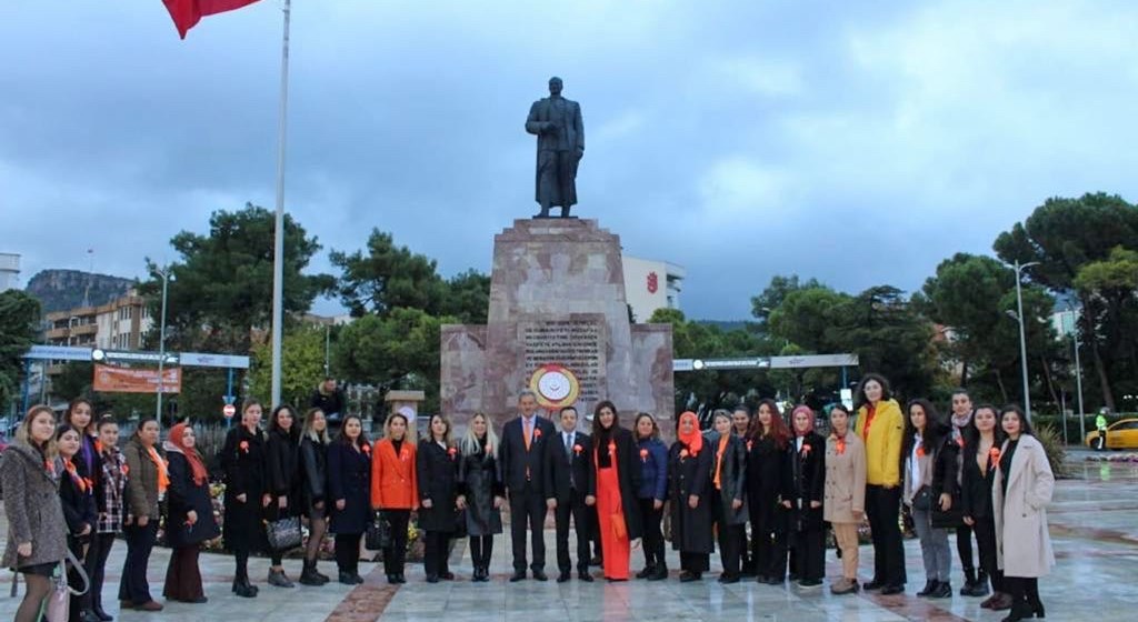 25 Kasım Kadına Yönelik Şiddetle Uluslararası Mücadele günü nedeniyle çelenk sunma töreni düzenlendi.