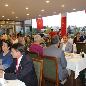 Adana Valiliğimiz Tarafından “19 Eylül Gaziler Günü” Kutlamaları Kapsamında Yemek Programı Düzenlendi - fotoğraf 16