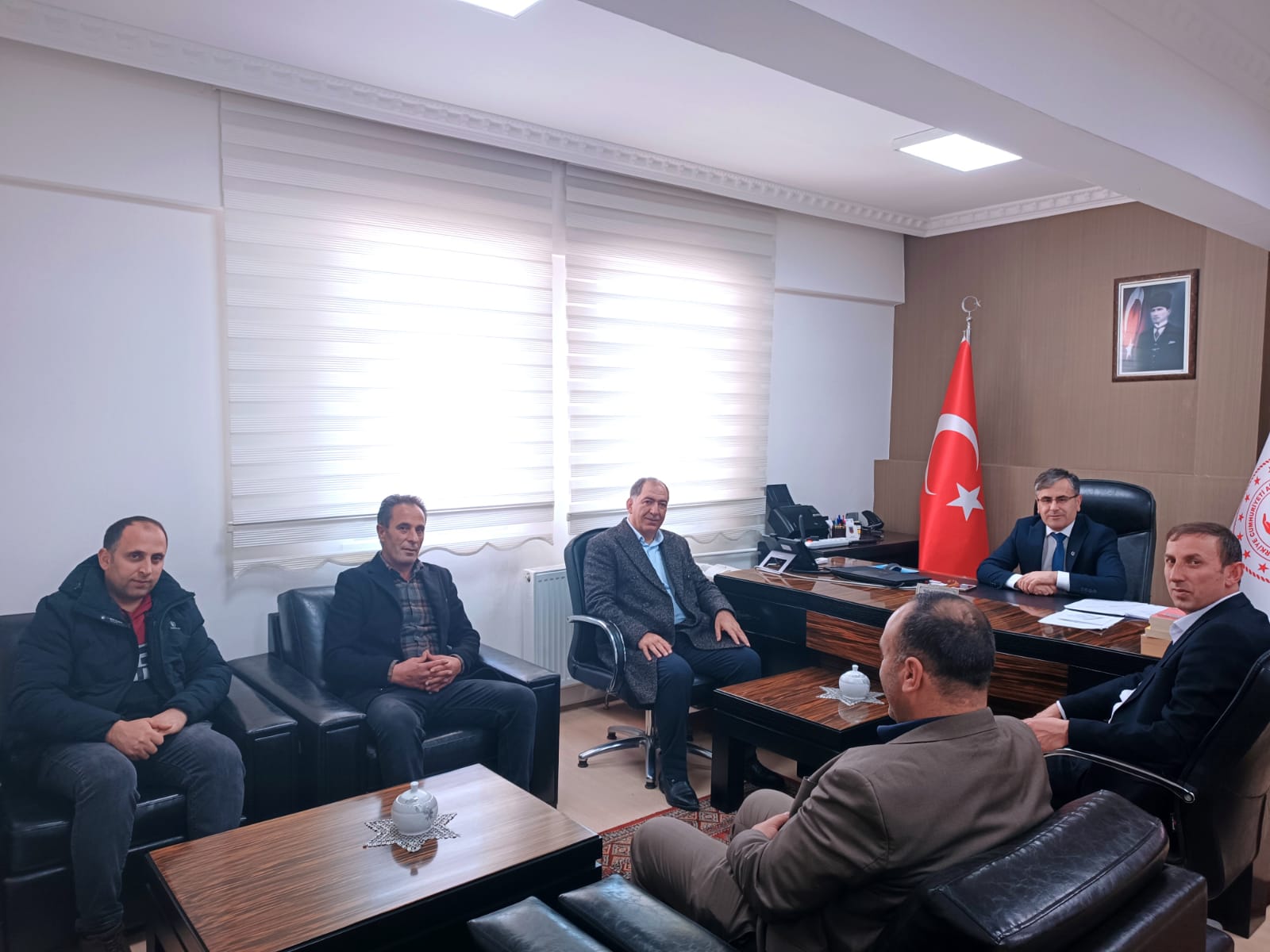 Bitlis Şehit Aileleri Dernek Başkanı Aytürk Uslu ve beraberindeki heyet ile  Bitlis Güvenlik Korucuları Dernek Başkanı Behçet Kandemir, İl Müdürümüz  Vefa Akdoğan'ı ziyaret etti. Kendilerine nazik ziyaretleri için teşekkür ederiz.