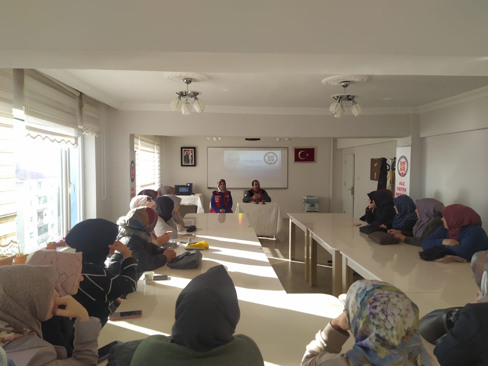  Müdürlüğümüze bağlı  Tatvan Sosyal Hizmet Merkezi Müdürlüğü eğitim birimi tarafından "AEP" kapsamında, sabah grubundaki Tatvan ADEM 2 çalışanlarına ve kursiyerlerine, "Bakanlık Hizmetleri, Erken Yaşta ve Zorla Evliliklerle Mücadele" konulu eğitimi verilmiştir.