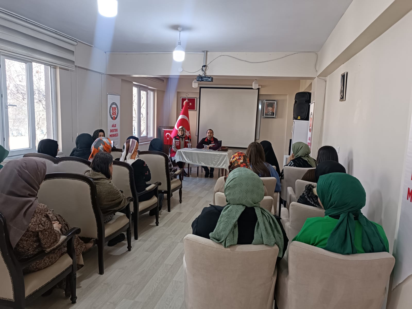 Müdürlüğümüze bağlı  Tatvan Sosyal Hizmet Merkezi Müdürlüğü eğitim birimi personelleri tarafından "Aile Eğitimi Programı " kapsamında, Tatvan Aile Destek Merkezi çalışanları ve kursiyerlerine, "Şiddet Önleme ve İzleme Merkezi ve Kadın Konukevi Hizmetleri, Olumlu Anne Baba Tutumlarının Çocuk Üzerinde Etkisi" konularında eğitim verilmiştir.