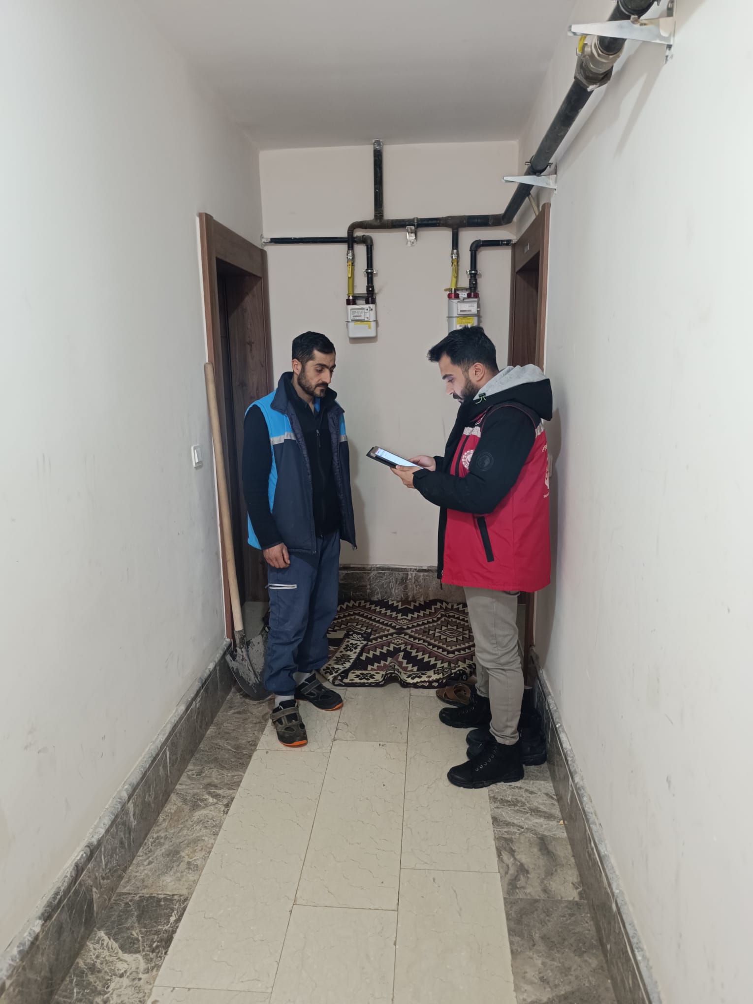 Aile Sosyal Destek Programı kapsamında, Bitlis Sosyal Hizmet Merkezi Müdürlüğü personelleri tarafından Merkez İlçemizde hane ziyaretleri gerçekleştirildi. Aile Sosyal Destek Programı personelleri, vatandaşlarımızın desteğe ihtiyaç duydukları her noktada yanlarındayız.