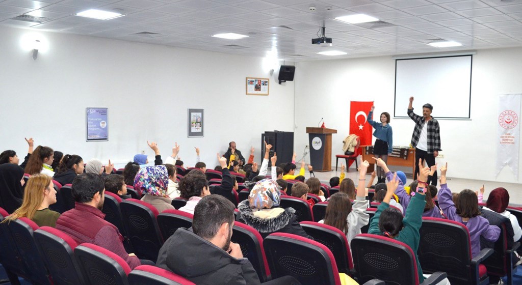 ÇOCUKLARIMIZ 1 EYLÜL TİYATRO AKADEMİSİ İLE BİRLİKTE EĞLENCELİ SAATLER GEÇİRDİ.