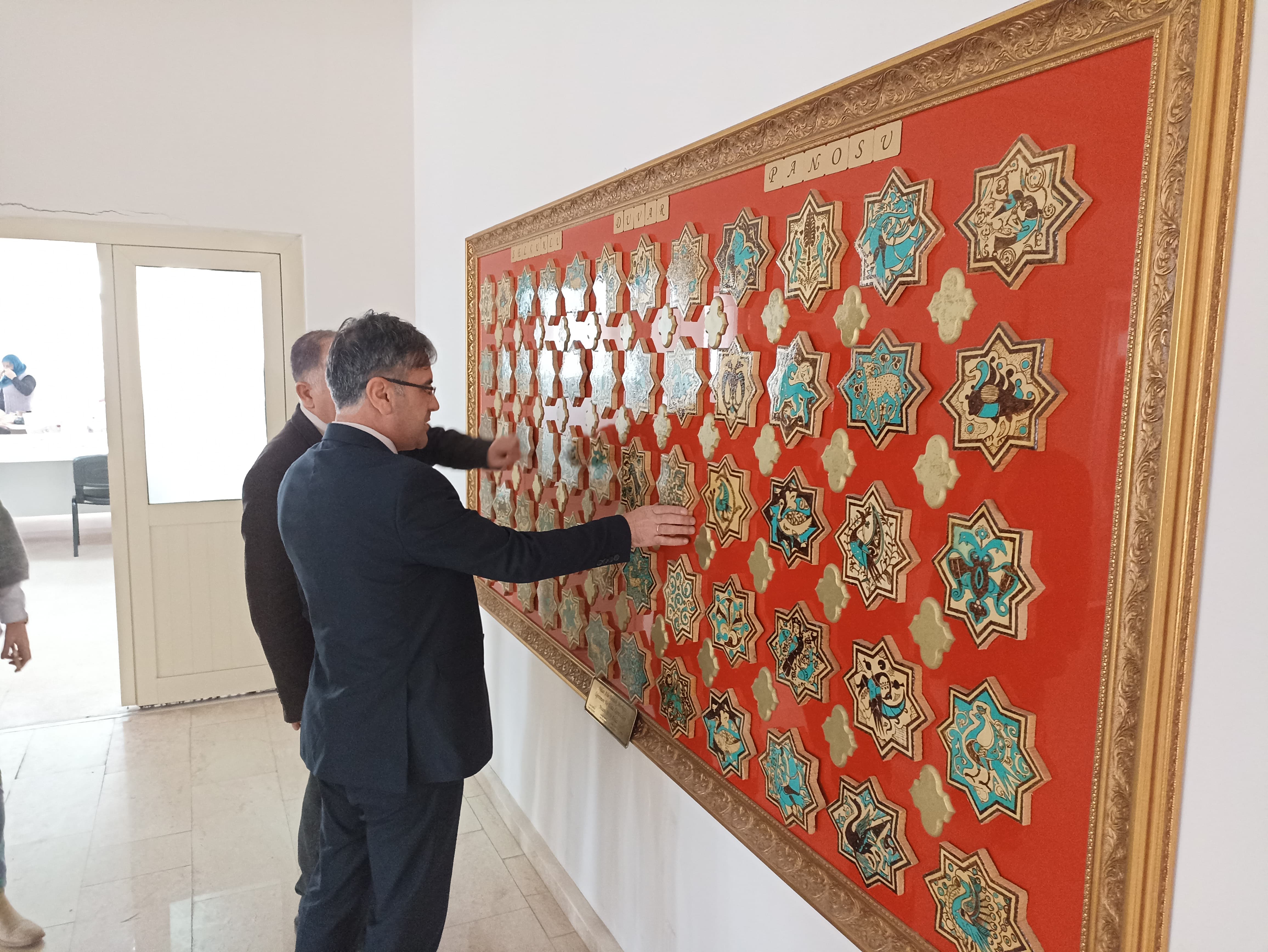 İl Müdürümüz Vefa Akdoğan ve İl Müdür Yardımcımız Kubilay Ataş, Ahlat İlçemizdeki Aile Destek Merkezini ziyaret edip, yapılan çalışmaları yerinde inceledi.