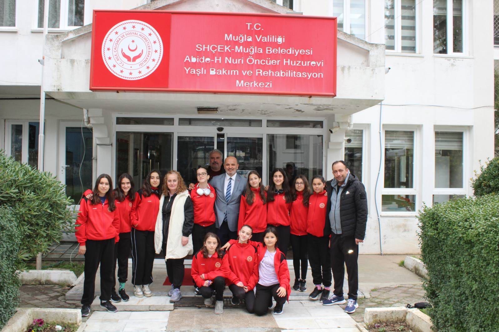 İl Müdürümüz Yakup KÜTÜK ve Isparta Iyaş Selçuklu Ortaokulu Voleybol takımı, Muğla Abide Hasan Nuri Öncüer Huzurevi'ni ziyaret ettiler.