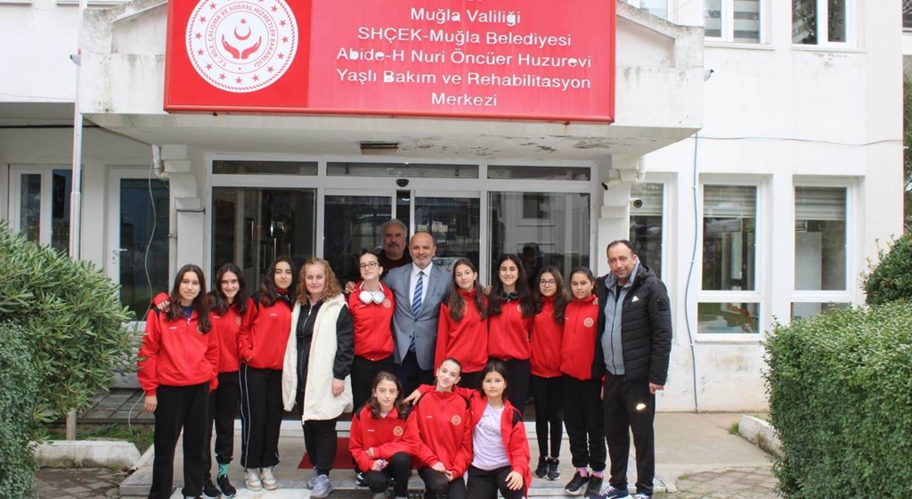 İl Müdürümüz Yakup KÜTÜK ve Isparta Iyaş Selçuklu Ortaokulu Voleybol takımı, Muğla Abide Hasan Nuri Öncüer Huzurevi'ni ziyaret ettiler.
