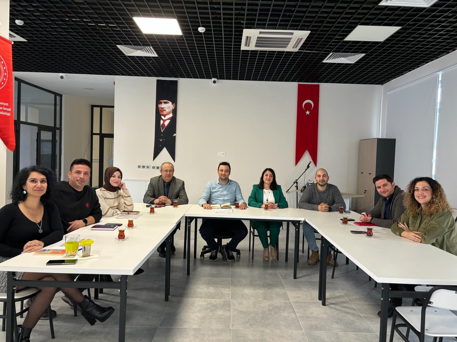 Aile Eğitim Programı Kapsamında Aylık Koordinasyon Toplantısı İl Müdürlüğümüz Toplantı Salonunda Gerçekleştirildi.