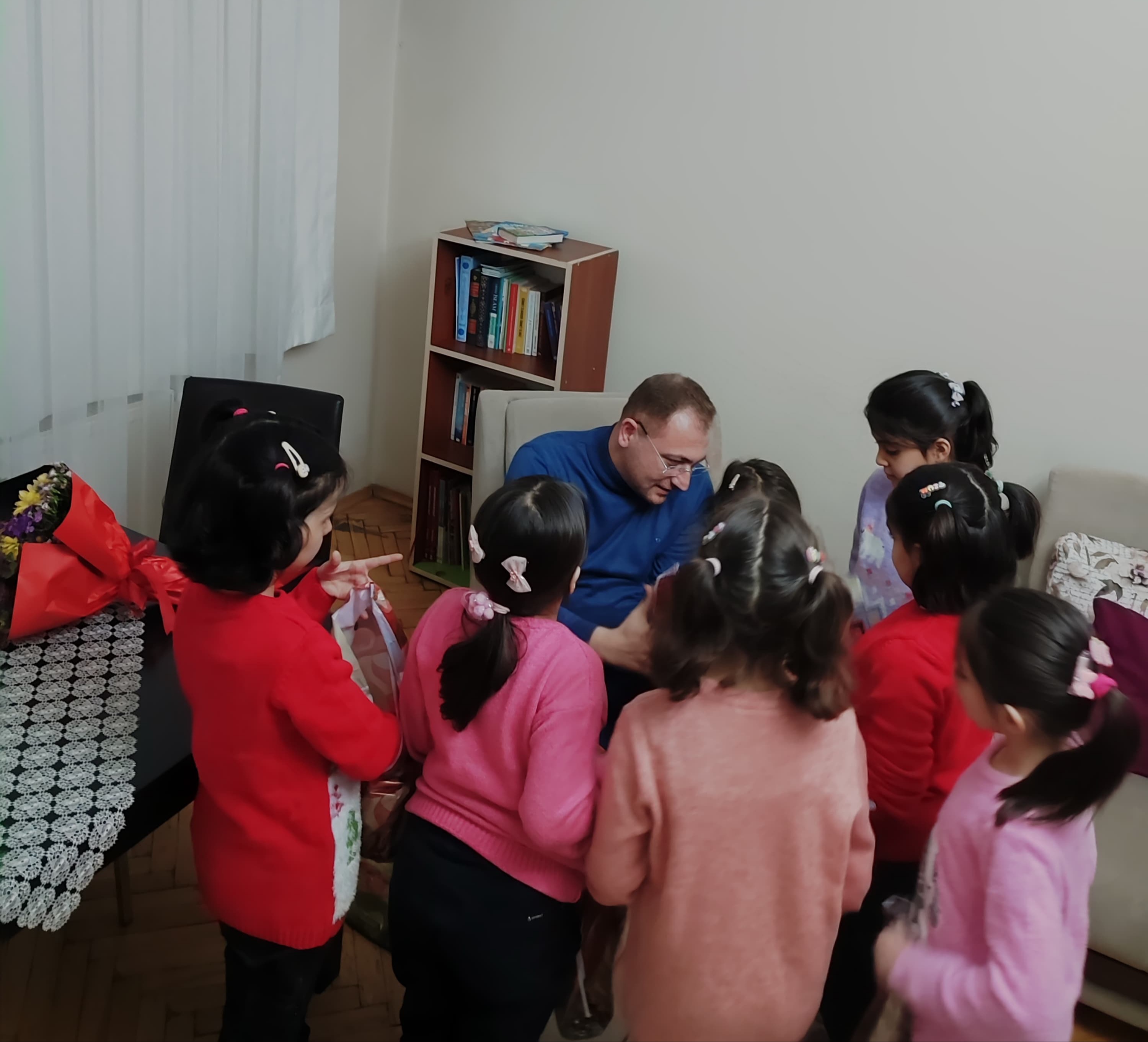 İl Müdürümüz Hüseyin Güçlü, eşi ve kızıyla birlikte, Şehit Enes Özgül Çocuk Evleri Koordinasyon Merkezimize bağlı Efeler Çocukevimizde bulunan çocuklarımızı ziyaret etti.