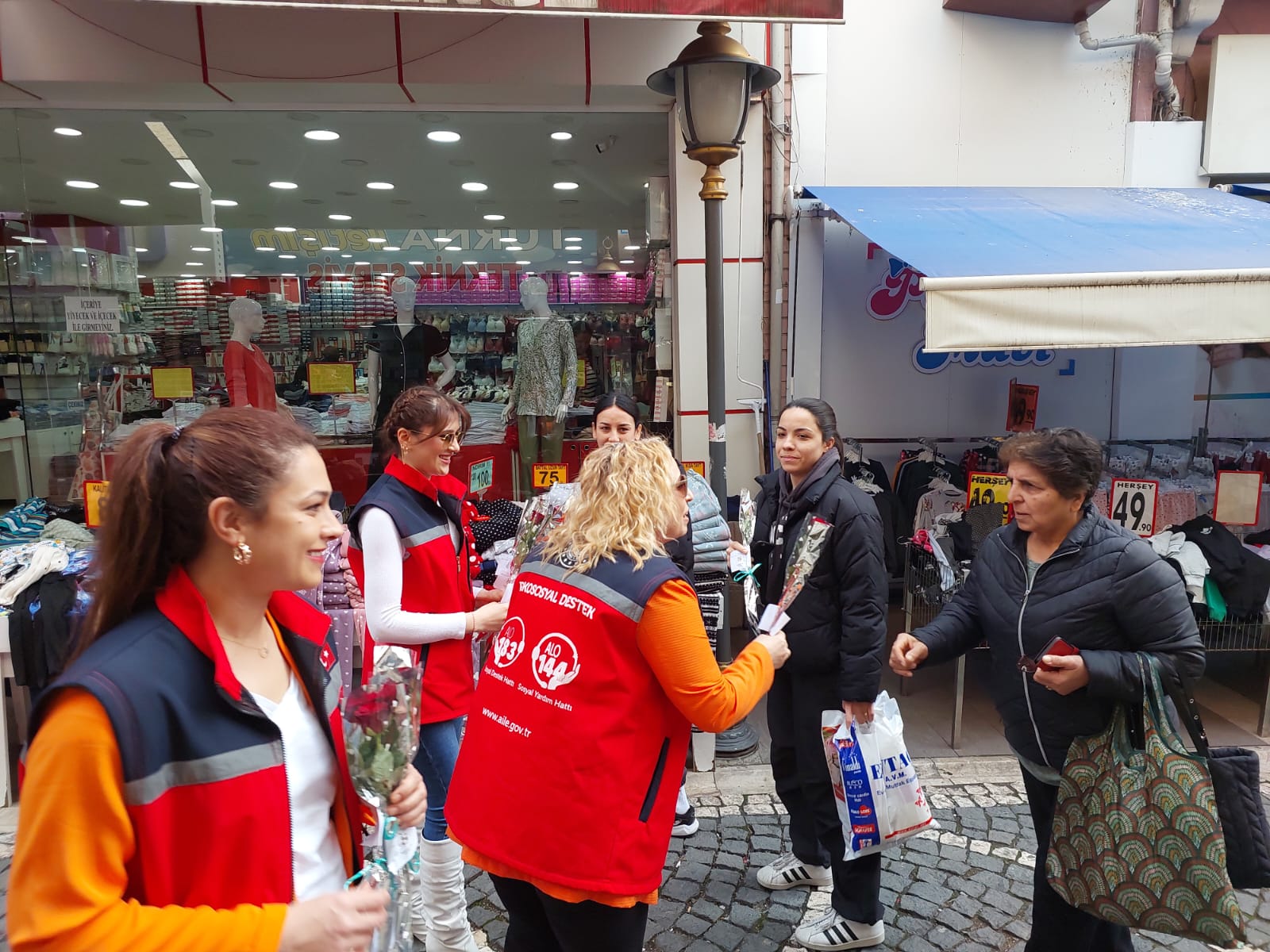 #8MartDünyaKadınlarGünü kapsamında kadınlarımızın günlerini kutlayarak gül takdim ettik.