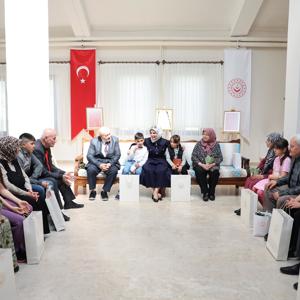 Bakanımız Göktaş, devlet desteğindeki çocuklarla huzurevini ziyaret ederek yaşlılarla bayramlaştı - fotoğraf 3
