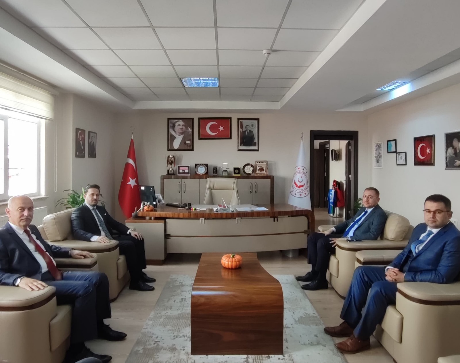 İl Müdürümüz Hüseyin Güçlü, Bakanlığımız Engelli Bakım Hizmetleri Daire Başkanı Ertan Erdoğan ve beraberindeki heyet ile bir araya geldi