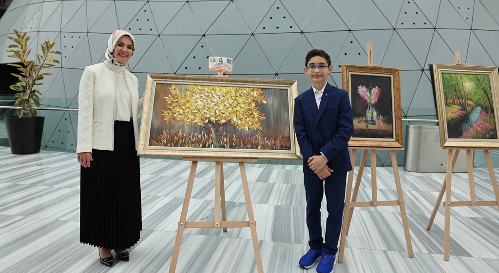 Aile ve Sosyal Hizmetler Bakanımız Göktaş, şehit polis Hüseyin Gül'ün oğlu Talha Gül'ün sergisini ziyaret etti