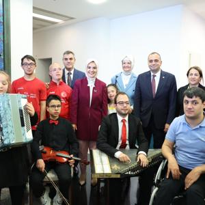 Aile ve Sosyal Hizmetler Bakanımız Göktaş, Meclis'te engelli öğrencilerin resim sergisini gezdi - fotoğraf 4