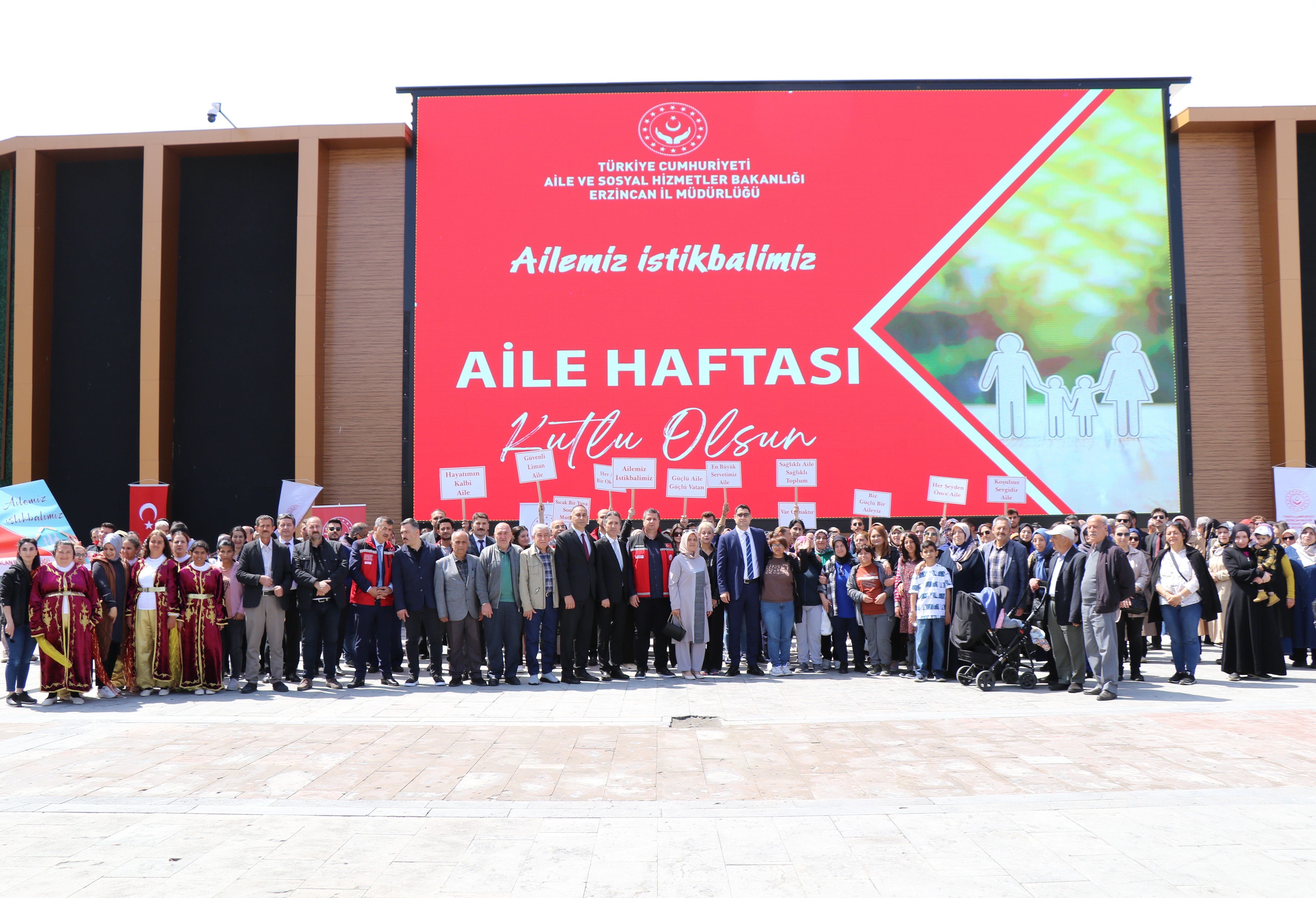 "Ailemiz İstikbalimiz" Teması İle 81 İlde Eş Zamanlı Kortej Yürüyüşümüzü Gerçekleştirdik.