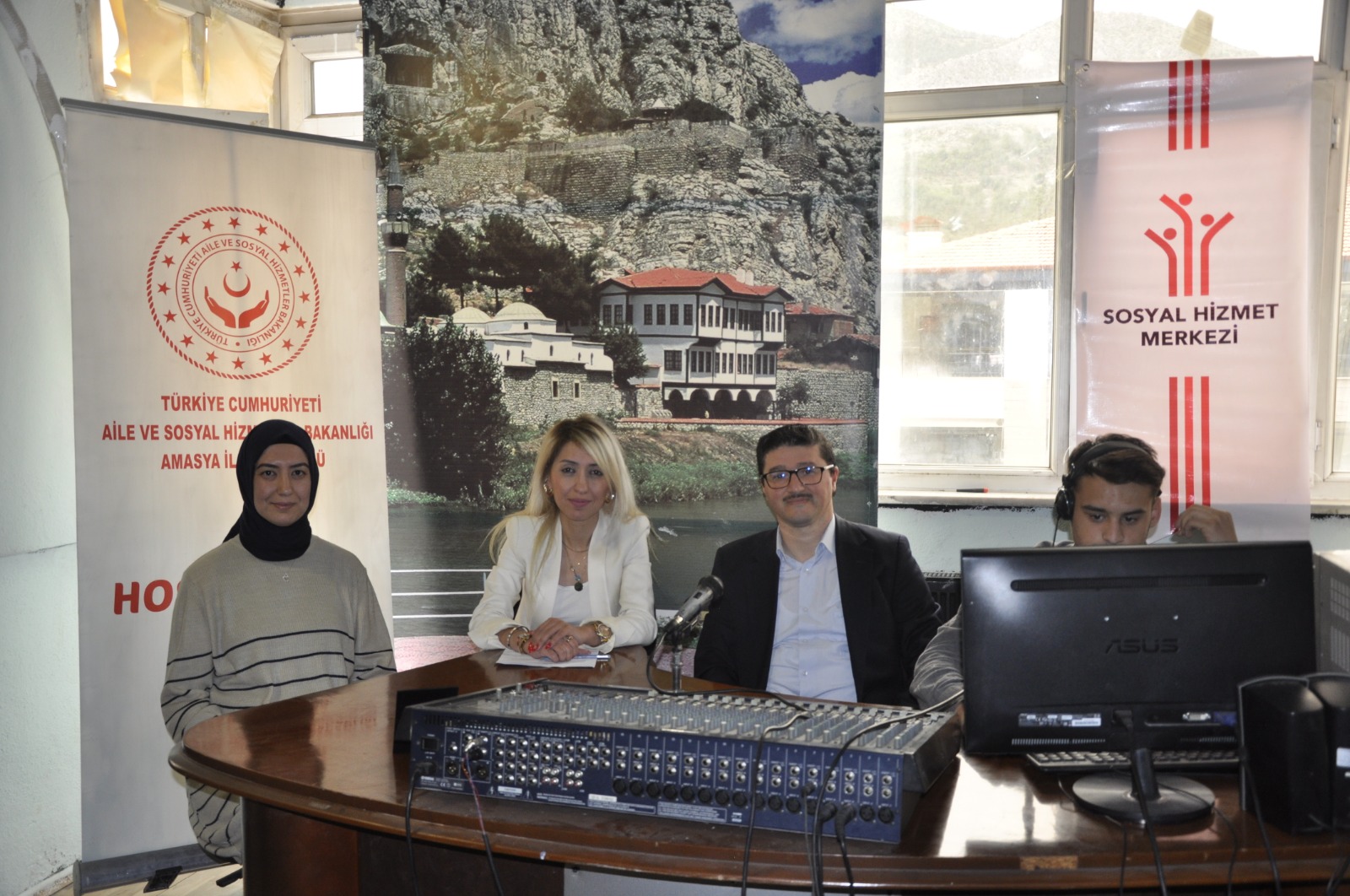 15-21 Mayıs #AileHaftası etkinlikleri kapsamında Bakanlığımız hizmet modellerinden #KoruyucuAile, #EvdeBakım ve #SED hizmetlerimizin tanıtımı ART Amasya Radyosu'na konuk olarak yapıldı.