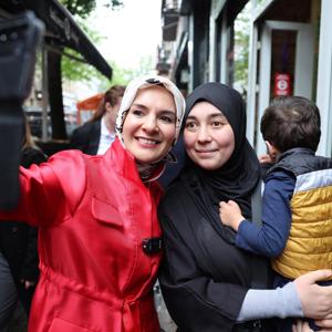 Aile ve Sosyal Hizmetler Bakanımız Göktaş, Brüksel'de çalıştığı aile marketinde 24 yıl sonra yeniden kasaya geçti - fotoğraf 3