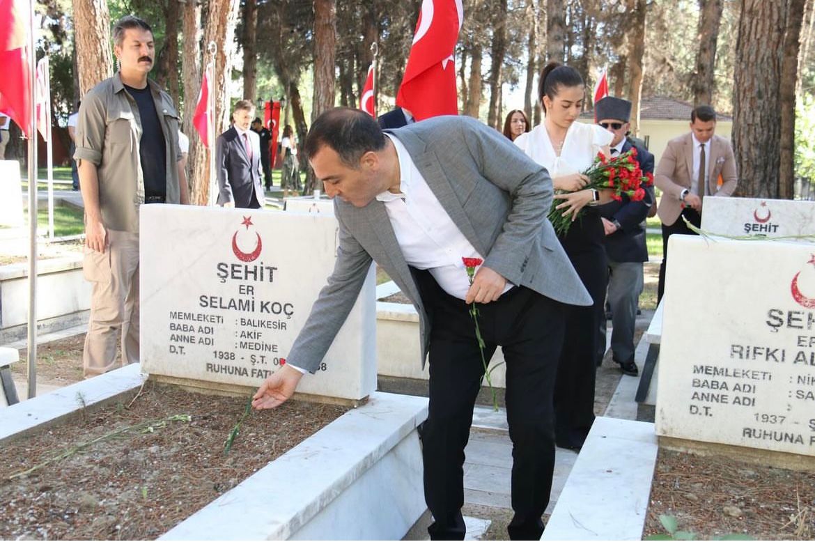 Valimiz Sayın Türker ÖKSÜZ, İl Müdürümüz Mustafa ÇAKIR, ilimiz protokolü ve şehit yakınlarımız ve gazilerimiz ile birlikte mübarek Kurban Bayramı dolayısıyla Burdur Şehitliğini ziyaret etti