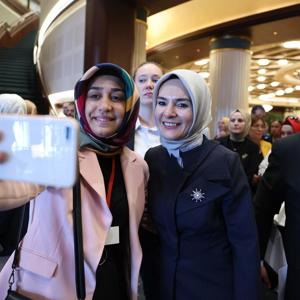 Emine Erdoğan Hanımefendi ve Bakanımız Mahinur Özdemir Göktaş, Gönül Elçileri ve koruyucu ailelerle bir araya geldi - fotoğraf 4