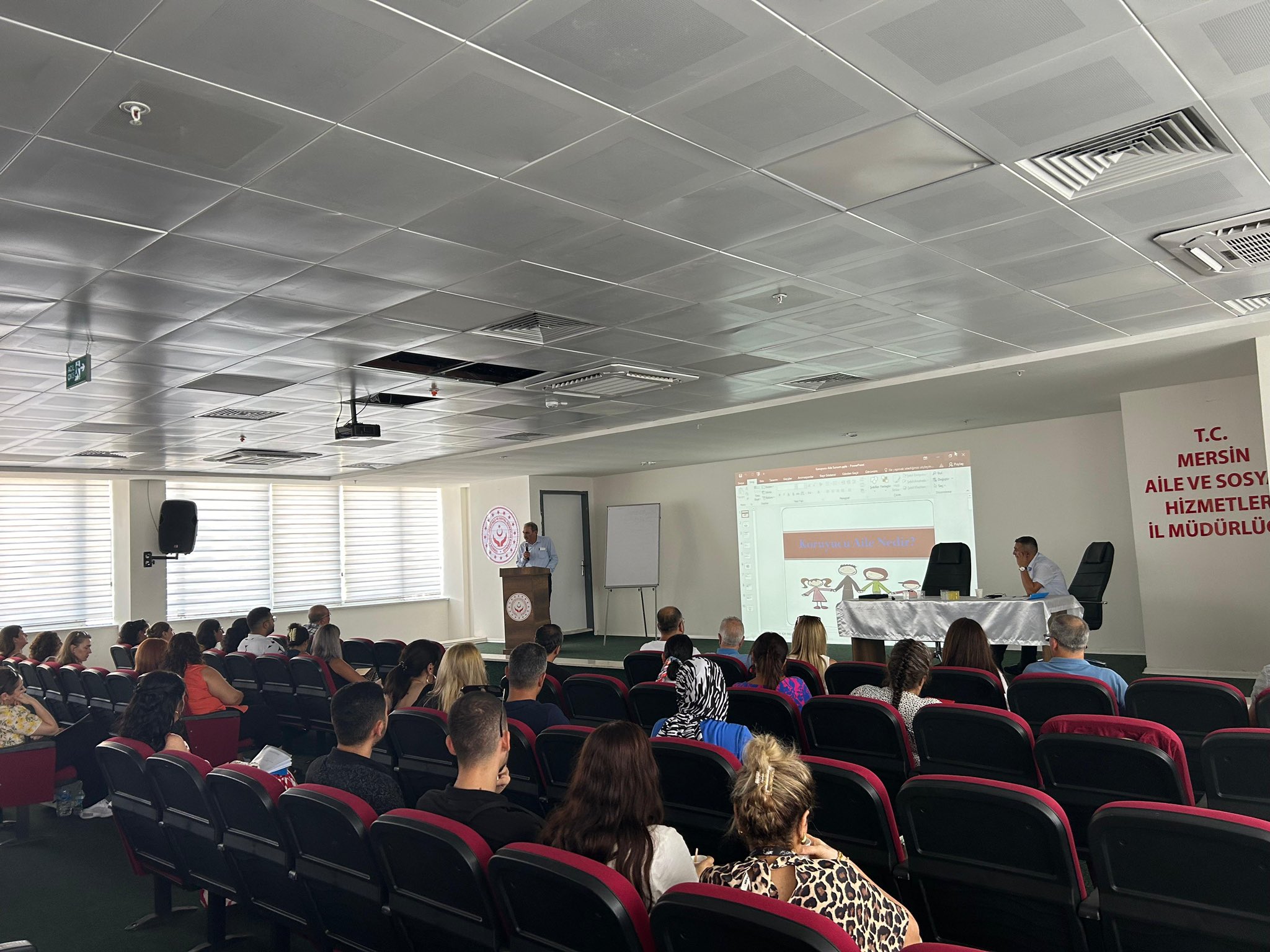 Çocuk Hizmetleri Kreş Birimi, Evlat Edinme Birimi ve Sivil Savunma Birimi tarafından İl Müdür V. Recep Bozkuş ve bakanlığımıza bağlı özel kreş ve gündüz bakımevlerinin katılımıyla "Kreş ve Gündüz Bakımevleri Değerlendirme Toplantısı" gerçekleştirildi.
