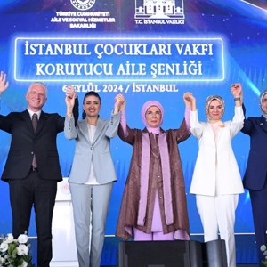 Emine Erdoğan Hanımefendi ve Bakanımız Mahinur Özdemir Göktaş Koruyucu Aileler ile Şenlikte Buluştu - fotoğraf 1