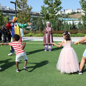 Emine Erdoğan Hanımefendi ve Bakanımız Mahinur Özdemir Göktaş Koruyucu Aileler ile Şenlikte Buluştu - fotoğraf 4