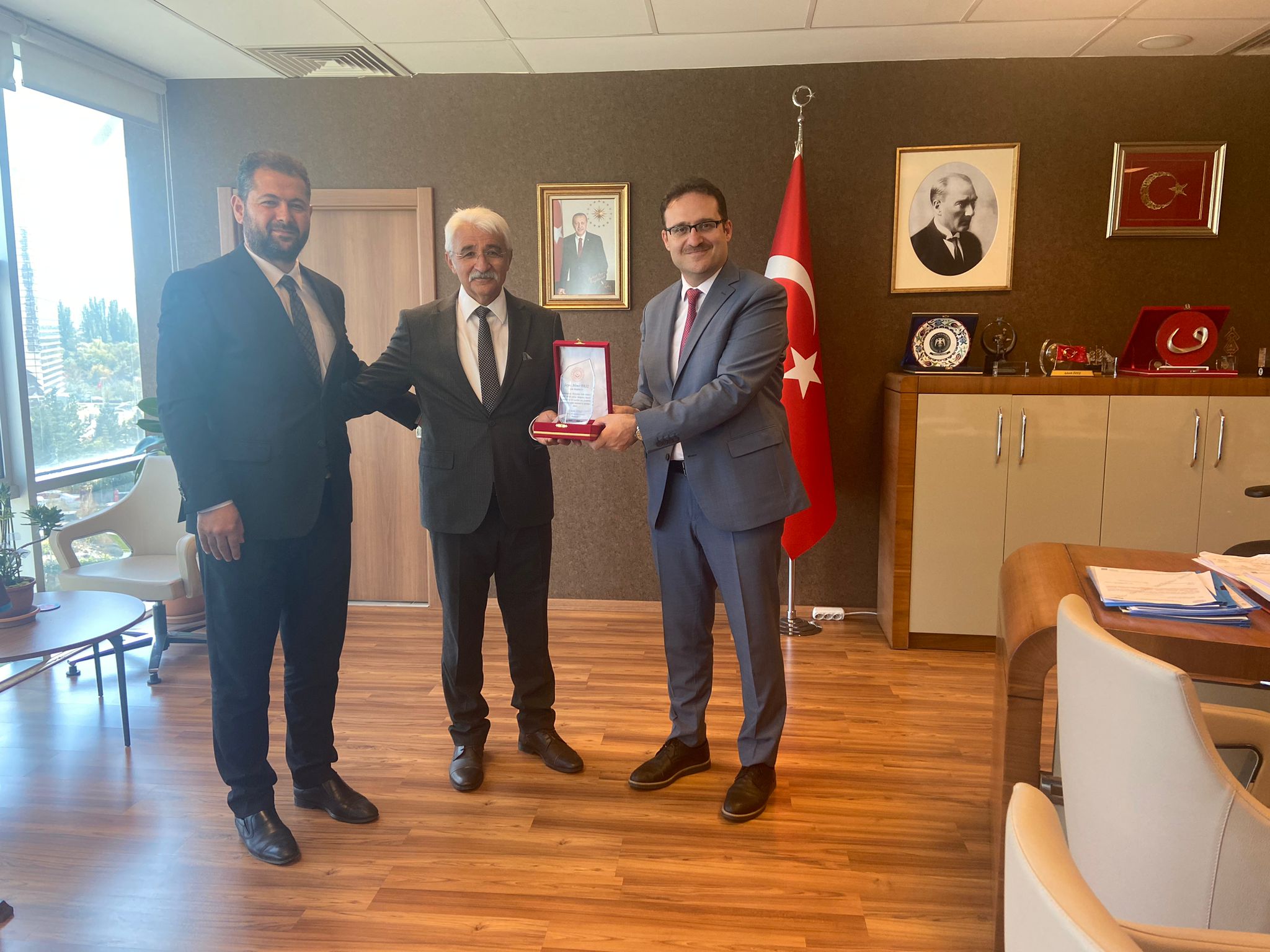 Emekli Olan Personelimize Plaket Takdim Edildi.