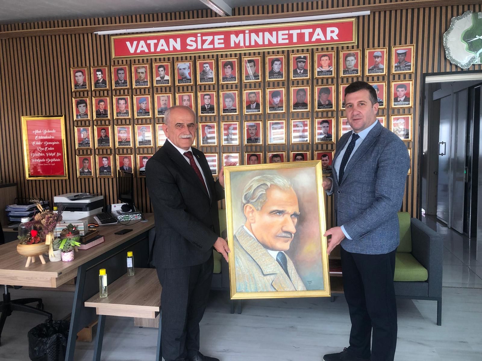 Sehidimiz Sercan Yazar'in babasidan Il Mudurumuz Arif Lacin'e anlamlı hediye