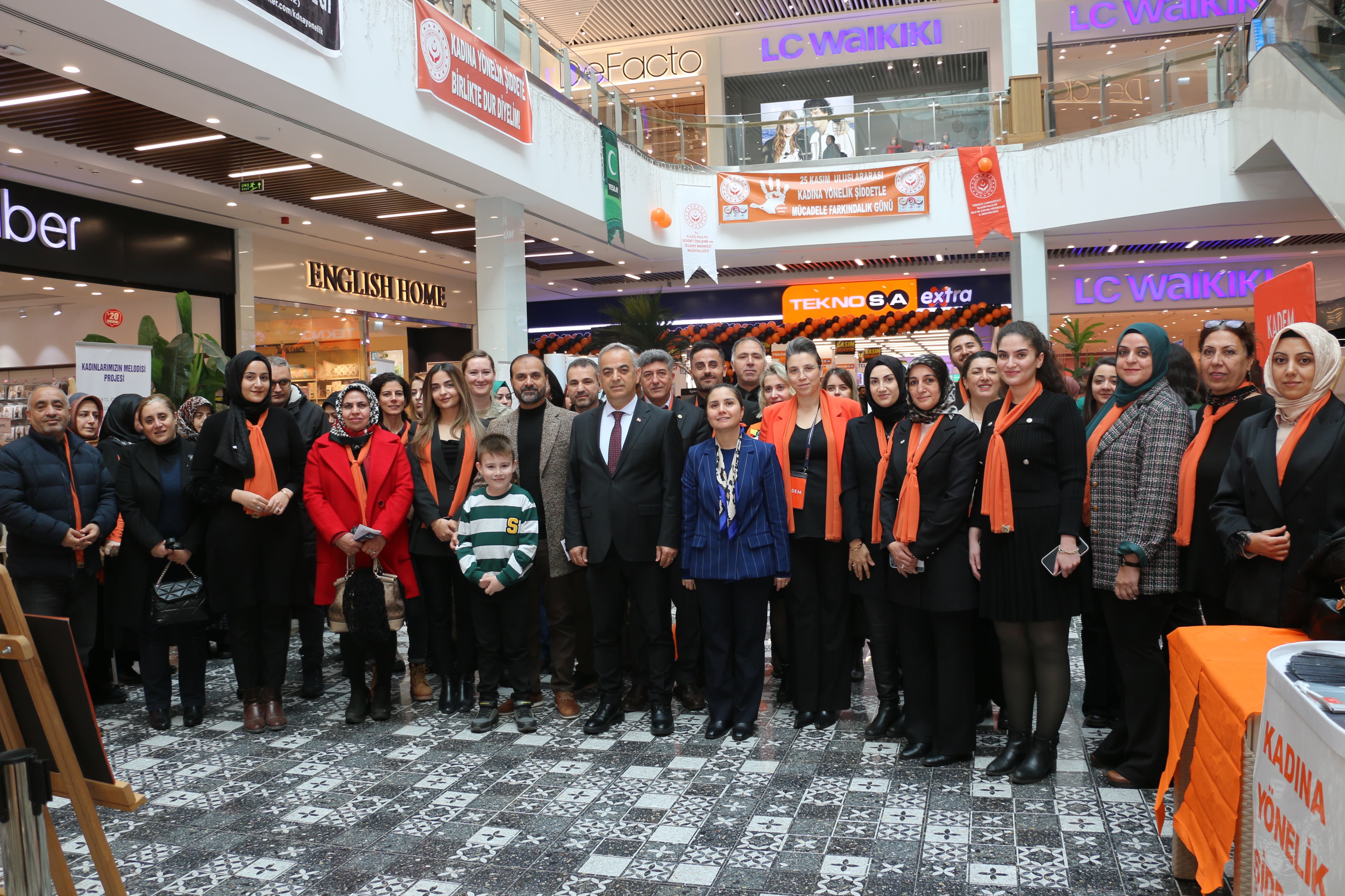 Aile ve Sosyal Hizmetler İl Müdürlüğü koordinesinde “25 Kasım Kadına Yönelik Şiddetle Mücadele Günü" dolayısı ile resim sergisi düzenlendi.