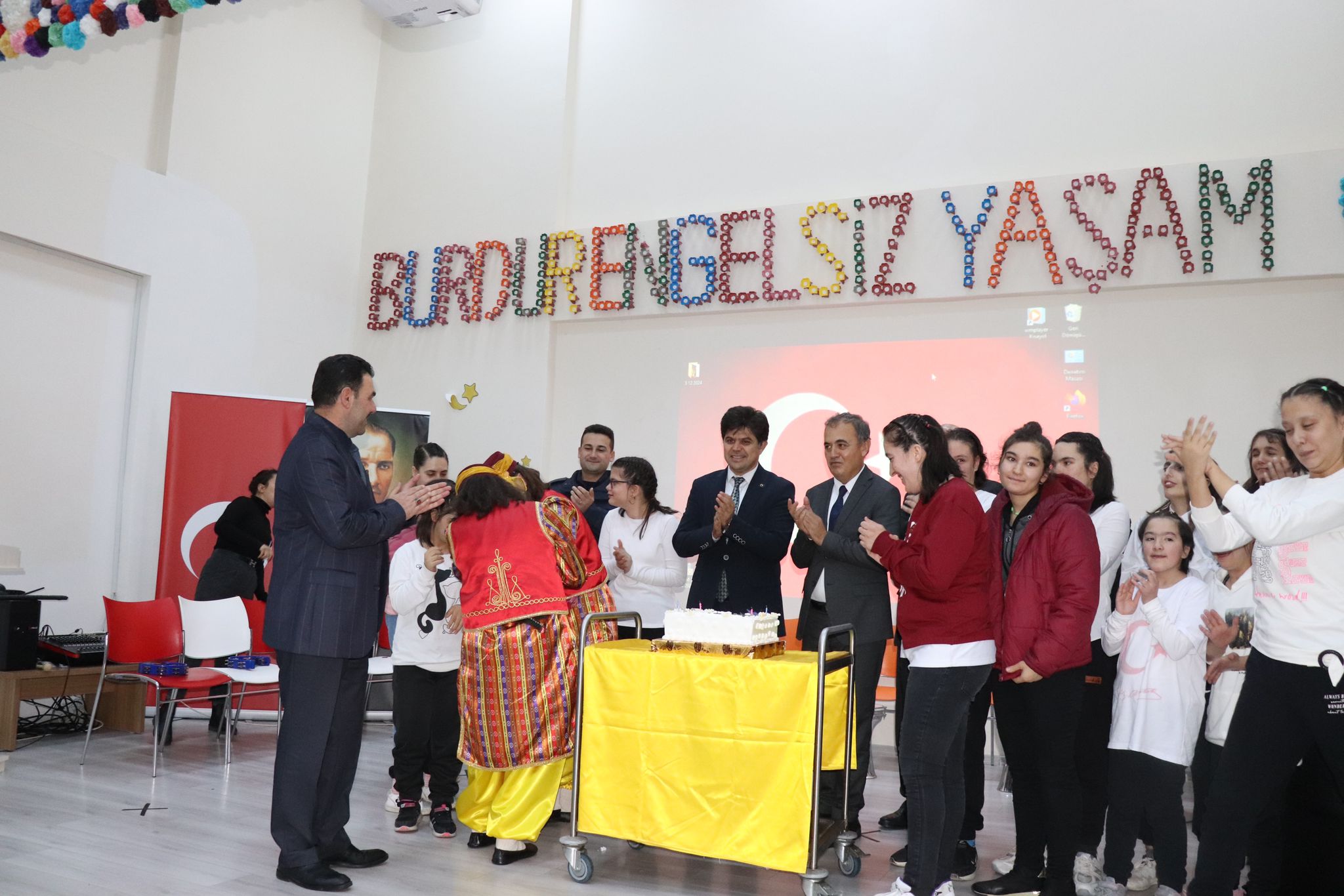 MÜDÜRLÜĞÜMÜZE BAĞLI BURDUR ENGELSİZ YAŞAM BAKIM VE REHABİLİTASYON VE AİLE DANIŞMA MERKEZİMİZDE KALAN ÇOCUKLAR TARAFINDAN EĞLENCE VE ŞÖLEN DÜZENLENDİ.