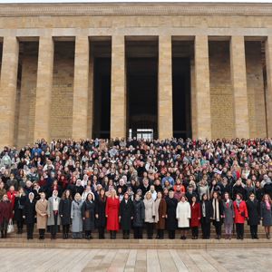 Bakanımız Göktaş, Türk Kadınına Seçme ve Seçilme Hakkı Verilmesinin 90’ıncı Yıl Dönümünde Anıtkabir'i Ziyaret Etti - fotoğraf 1