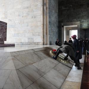 Bakanımız Göktaş, Türk Kadınına Seçme ve Seçilme Hakkı Verilmesinin 90’ıncı Yıl Dönümünde Anıtkabir'i Ziyaret Etti - fotoğraf 5