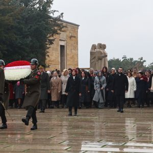 Bakanımız Göktaş, Türk Kadınına Seçme ve Seçilme Hakkı Verilmesinin 90’ıncı Yıl Dönümünde Anıtkabir'i Ziyaret Etti - fotoğraf 2