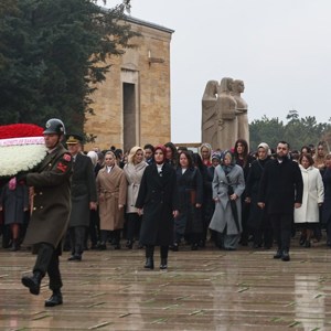 Bakanımız Göktaş, Türk Kadınına Seçme ve Seçilme Hakkı Verilmesinin 90’ıncı Yıl Dönümünde Anıtkabir'i Ziyaret Etti - fotoğraf 2