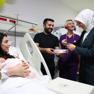Aile ve Sosyal Hizmetler Bakanımız Göktaş, yeni yılın ilk bebeklerini ziyaret etti - fotoğraf 4