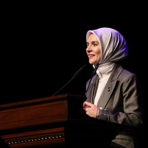 Emine Erdoğan Hanımefendi ve Bakanımız Göktaş, devlet himayesindeki çocukların sahnelediği "Altın Çağ" oyununu izledi - fotoğraf 3