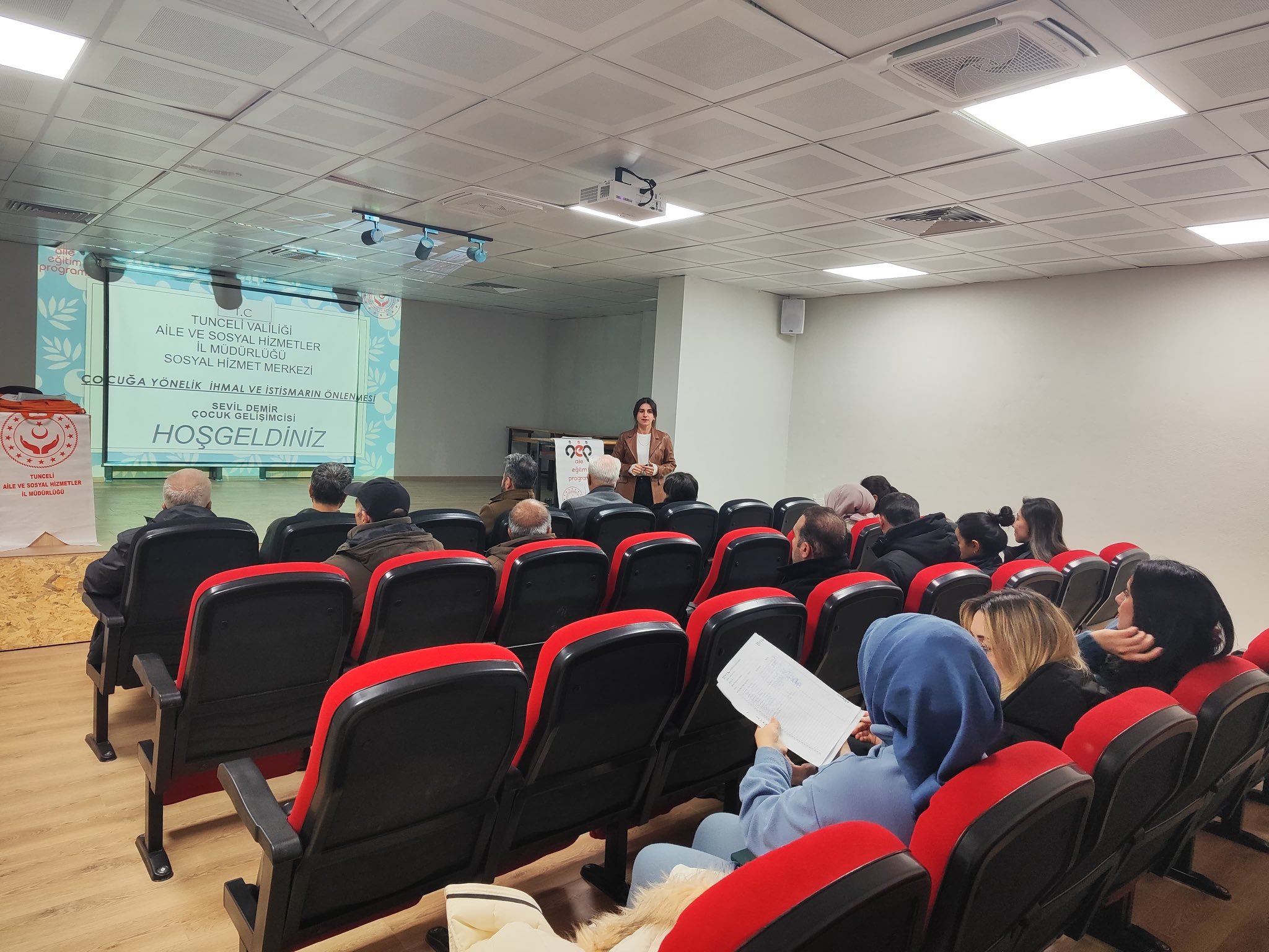 Müdürlüğümüze bağlı Tunceli Sosyal Hizmet Merkezi Müdürlüğü personeli tarafından kamu kurum ve kuruluşlarında görev yapan personel ile muhtarlara eğitim verilmiştir.