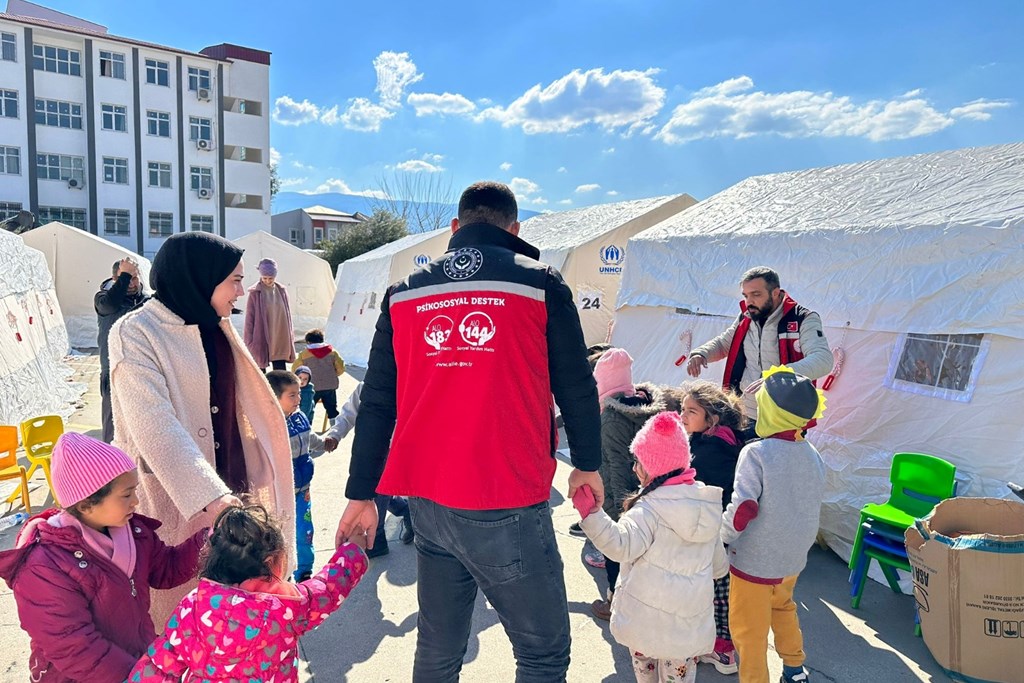 Depremzede 1912 çocuktan 1879'u ailesine teslim edildi.
