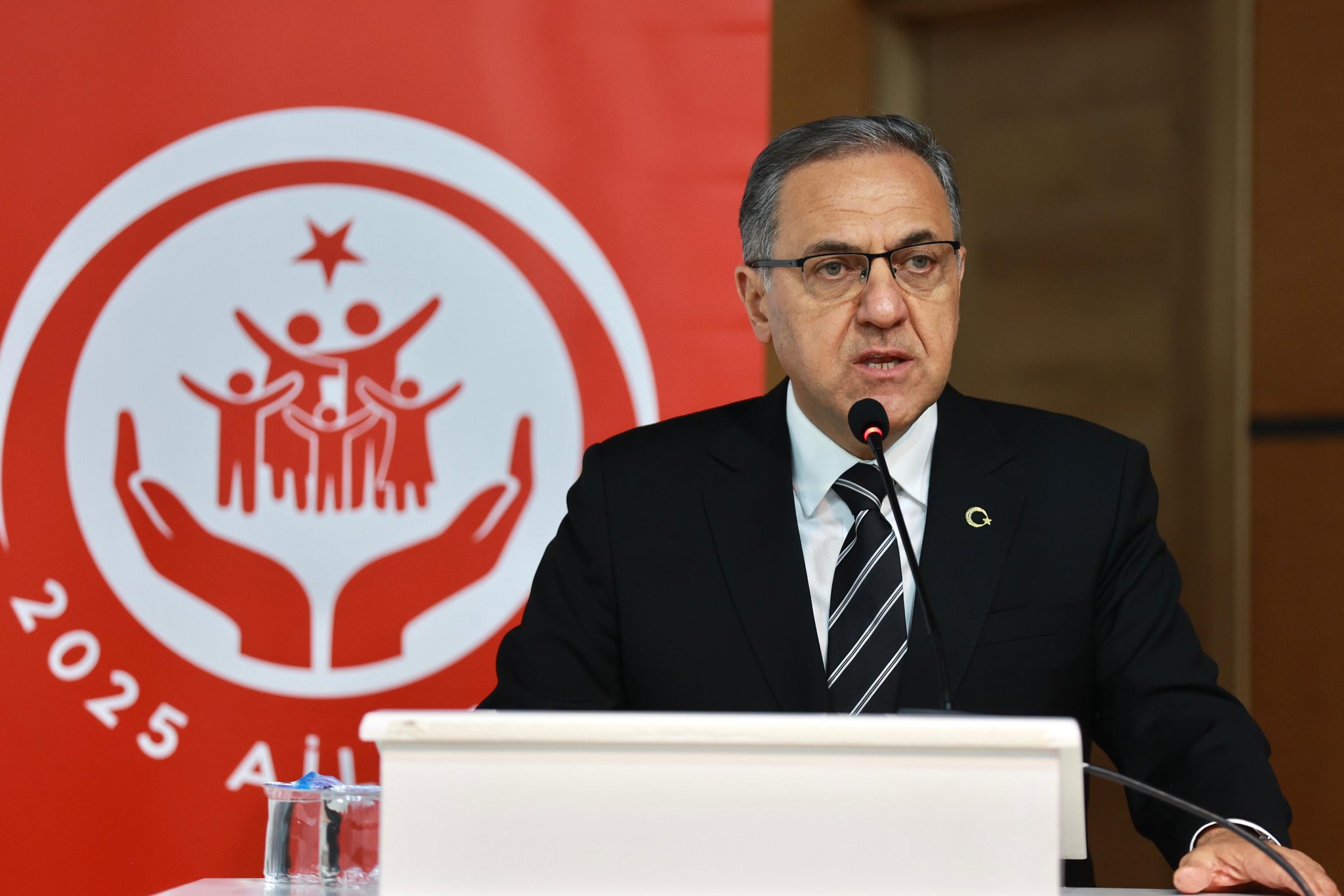 “Ekran Değil Ailendir Sana Yakın Olan!” 📢 Dijital bağımlılıkla mücadele başlıyor!  Bingöl Aile ve Sosyal Hizmetler İl Müdürlüğü olarak aile bağlarını ve aile içi iletişimini güçlendirmek için “Ekran Değil Ailendir Sana Yakın Olan” projesini hayata geçiriyor.