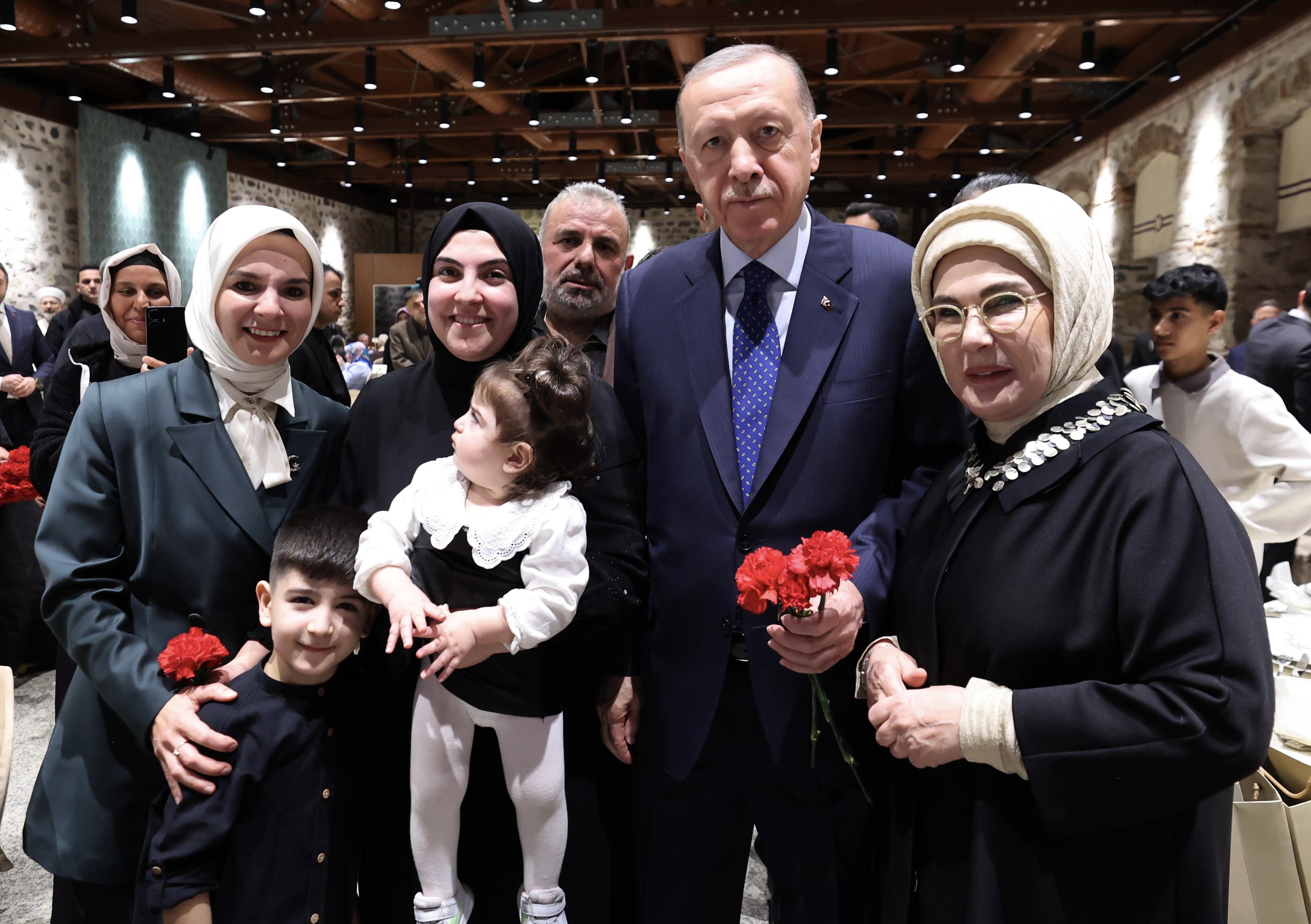Aile ve Sosyal Hizmetler Bakanımız Göktaş, şehit aileleriyle iftar programında bir araya geldi - fotoğraf 1
