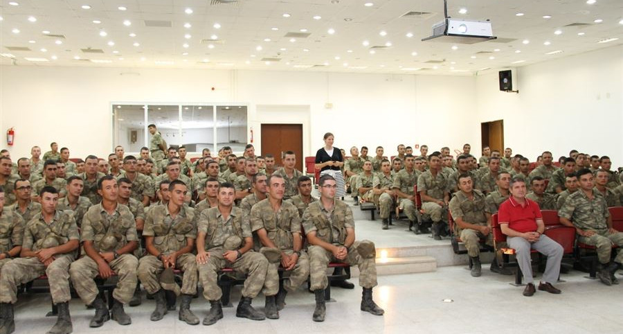 İzmir'de Evlilik Öncesi Eğitim Programı dahilinde 600 asker eğitim aldı.