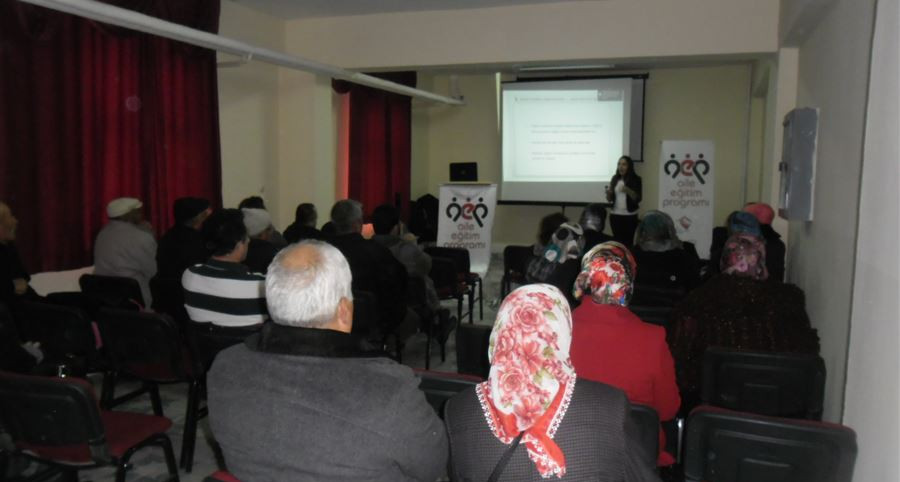 Aksaray'da Aile Eğitim Programı çerçevesinde "Aile İçi İletişim" semineri verildi.