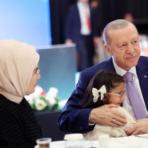 Cumhurbaşkanı Erdoğan ve Bakanımız Göktaş, devlet himayesindeki çocuklarla iftarda bir araya geldi - fotoğraf 2