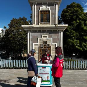 İlimiz Saat Kulesi önünde çalışma arkadaşlarımızla birlikte Koruyucu Aile Hizmet Modeli’nin tanıtımını gerçekleştirerek vatandaşlarımıza bilgilendirmede bulunduk. - fotoğraf 1