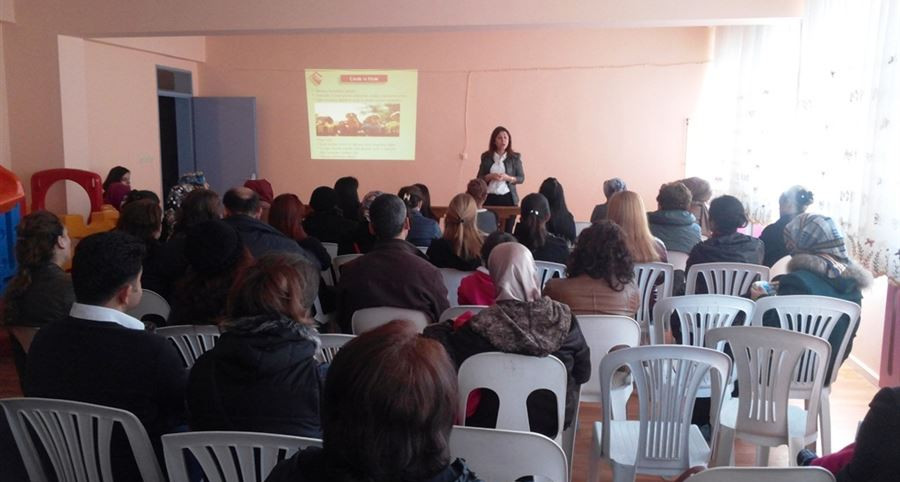Hatay'da Aile Eğitim Programı kapsamında velilere yönelik "Hayatın İlk Çeyreği 0-18 Yaş" konulu seminer verildi.