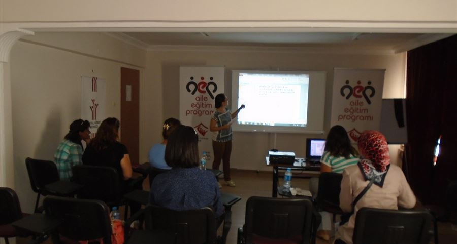 Edirne'de görevli bakıcı annelere yönelik "Hayatın İlk Çeyreği" konulu seminer verildi.